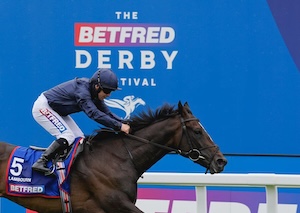 Los colores azul oscuro de Sue Magnier cruzan la línea de meta de Epsom en cabeza con Lambourn