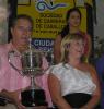 La alcaldesa de Sanlúcar entregando el trofeo al propietario de la cuadra El Risquillo